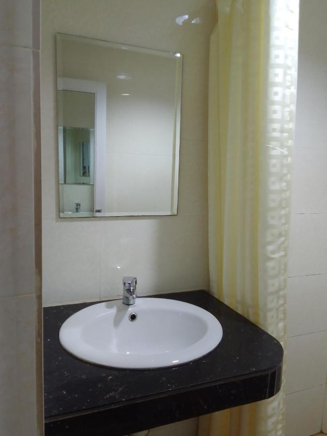 Super Oyo 90464 Borneo Suites Hotel Kota Kinabalu Buitenkant foto