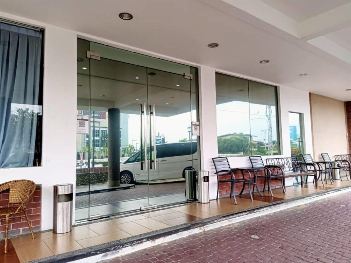 Super Oyo 90464 Borneo Suites Hotel Kota Kinabalu Buitenkant foto